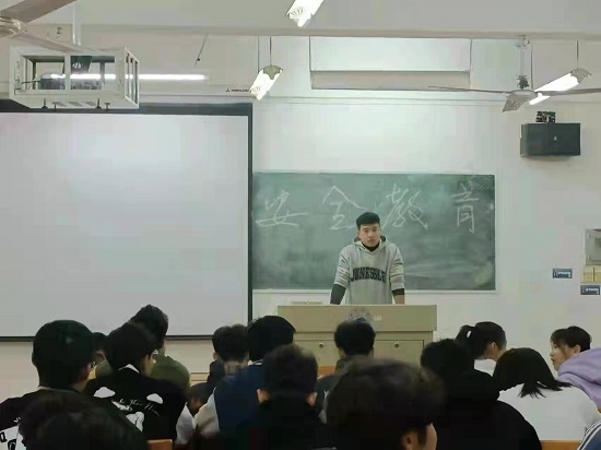 说明: C:\Users\Administrator\Desktop\Beat365唯一官方网站召开期末安全教育主题班会2021.12.27\Beat365唯一官方网站召开期末安全教育主题班会2021.12.27\1.jpg