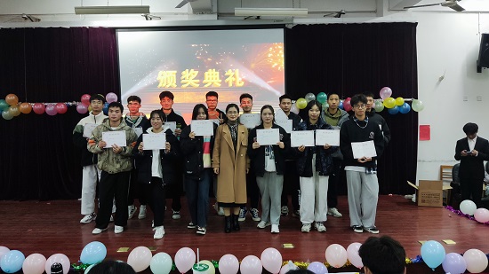 说明: C:\Users\Administrator\Desktop\Beat365唯一官方网站举办2021年迎新文艺表演大赛2021.12.15\Beat365唯一官方网站举办2021年迎新文艺表演大赛2021.12.15\8.jpg