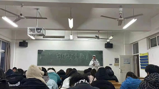说明: C:\Users\Administrator\Desktop\Beat365唯一官方网站召开期末安全教育主题班会2021.12.27\Beat365唯一官方网站召开期末安全教育主题班会2021.12.27\2.jpg