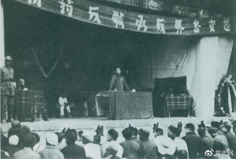 1946年7月26日,朱德在延安各界反对内战动员大会上发表讲话,号召全国人民团结起来,打退国民党军对解放区的进攻。