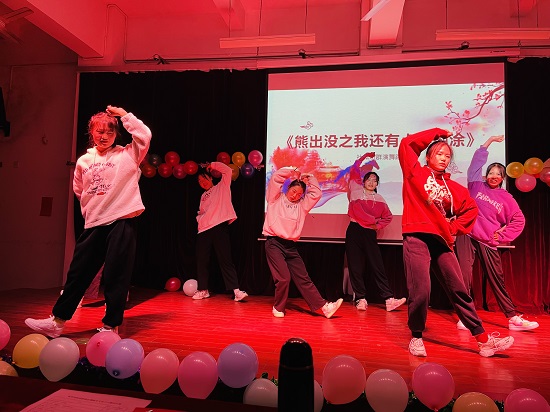 说明: C:\Users\Administrator\Desktop\Beat365唯一官方网站举办2021年迎新文艺表演大赛2021.12.15\Beat365唯一官方网站举办2021年迎新文艺表演大赛2021.12.15\4.jpg